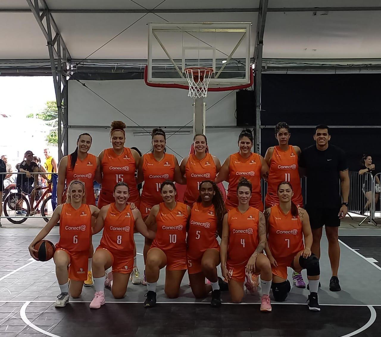 Equipe feminina da ABM Inconfidentes em foto oficial na quadra