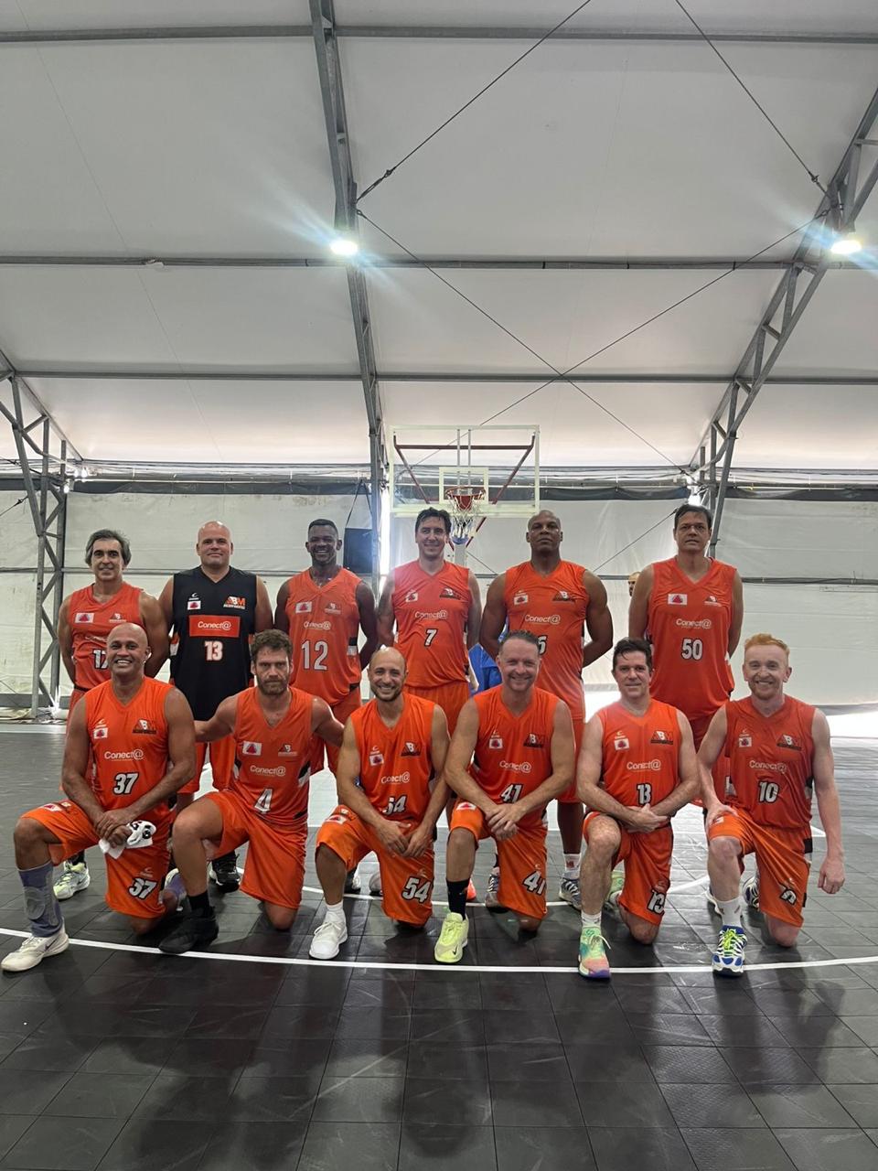 Equipe masculina da ABM Inconfidentes posando na quadra antes da partida